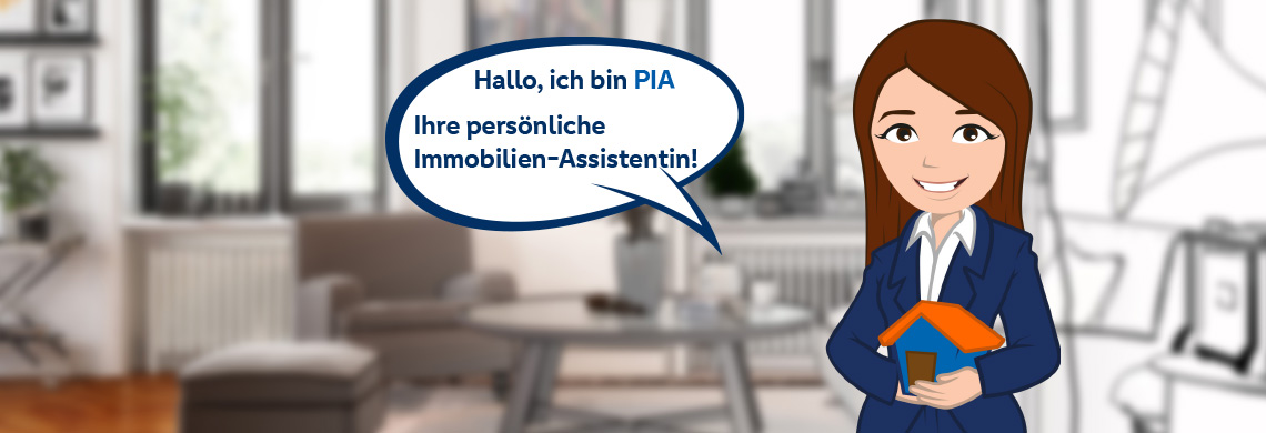 Cartoonfigur PIA, eine persönliche Immobilien-Assistentin, steht vor einem unscharfen modernen Wohnzimmer und hält ein Hausmodell. Text in Sprechblase: ‚Hallo, ich bin PIA – Ihre persönliche Immobilien-Assistentin!